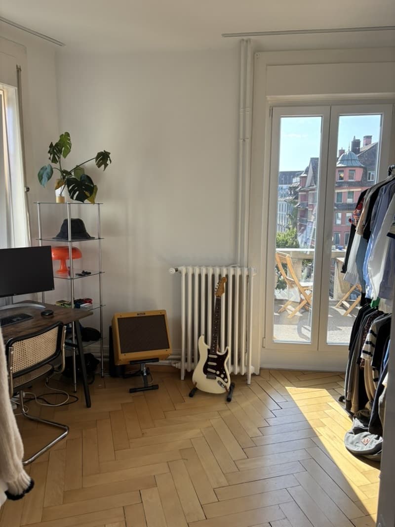 Schöne, Altbauwohnung mit grossem Balkon direkt am Kreuzplatz zur Untermiete (2)