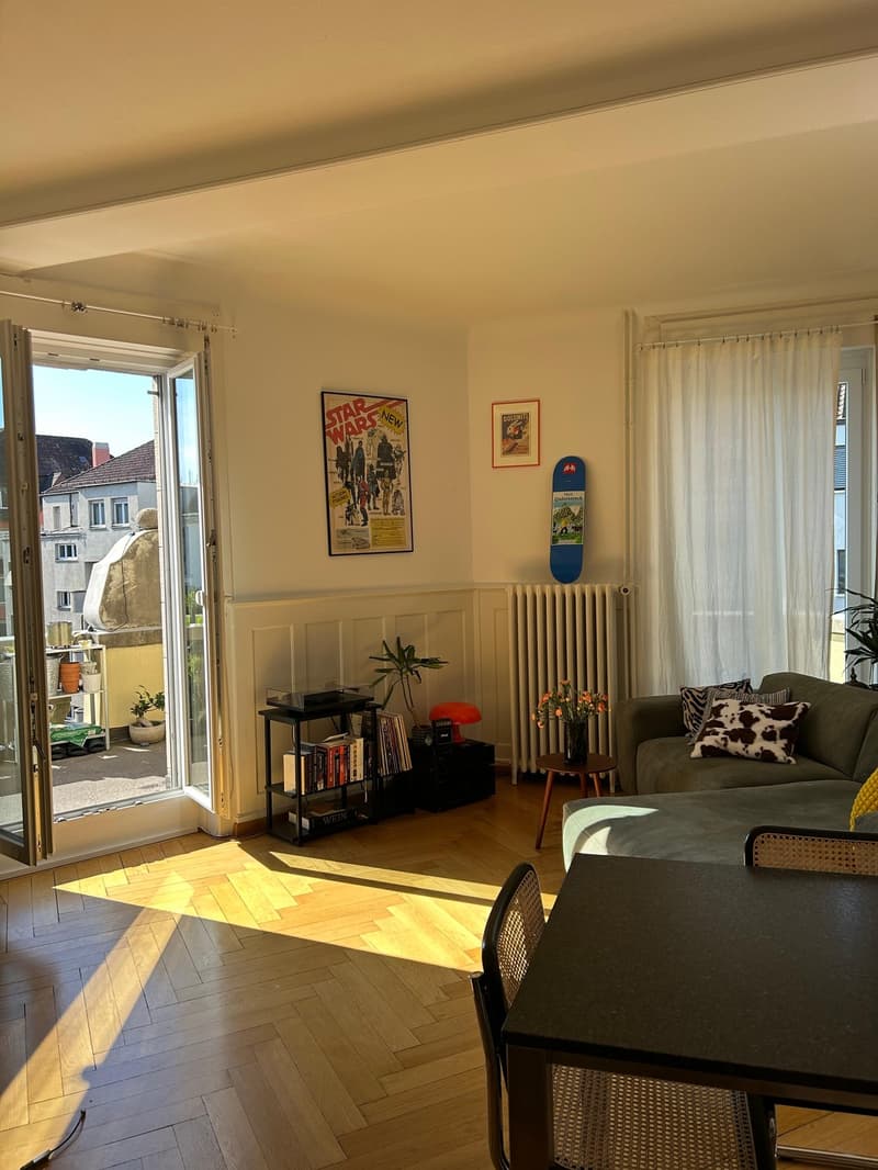Schöne, Altbauwohnung mit grossem Balkon direkt am Kreuzplatz zur Untermiete (1)