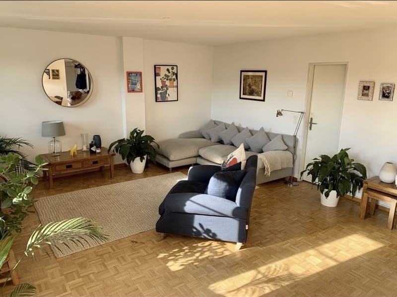 Spacious, Partially Furnished 2.5-Room Apartment in Central Zürich (2)