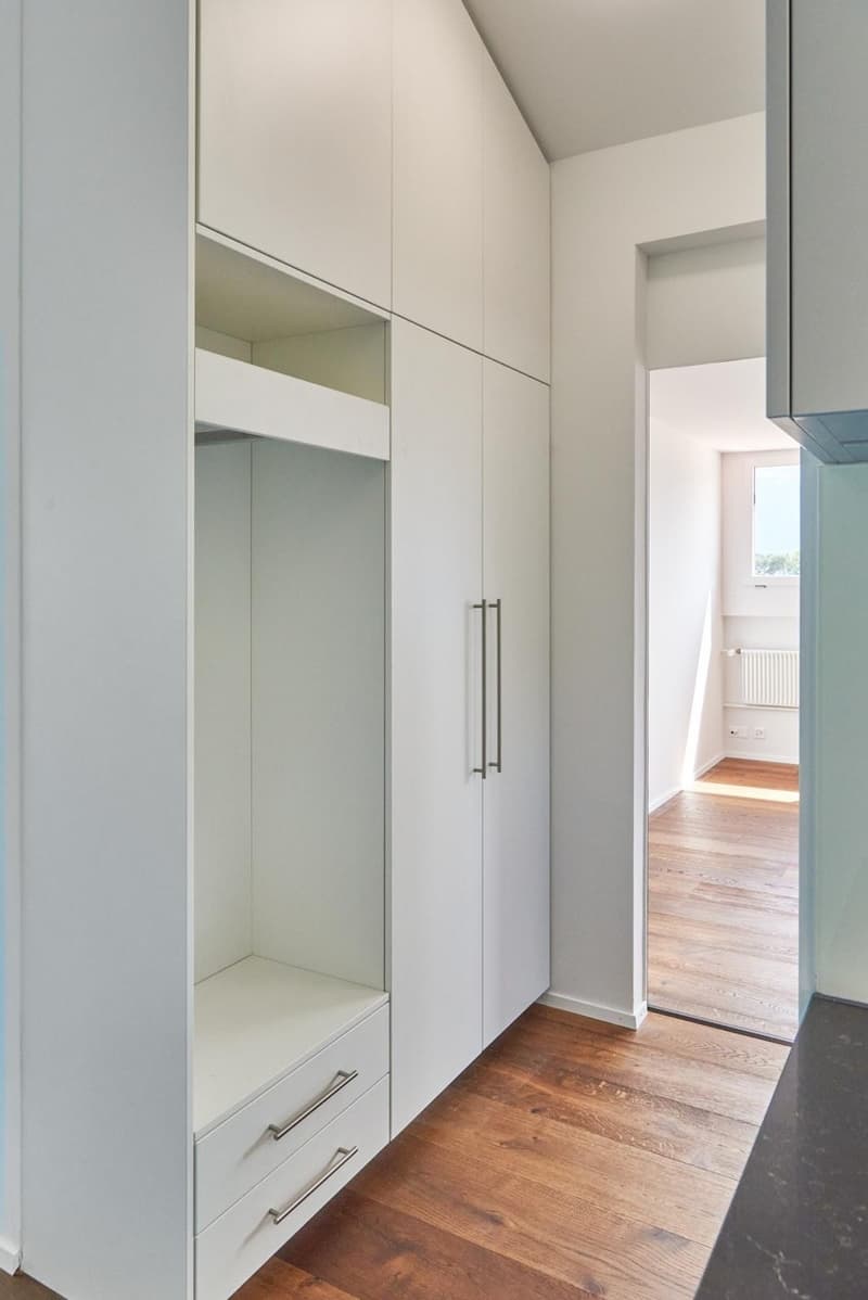 NACHMIETER GESUCHT für Grosszügige und helle 3.5-Zimmer-Dachwohnung mit Seesicht in Hünibach (6)