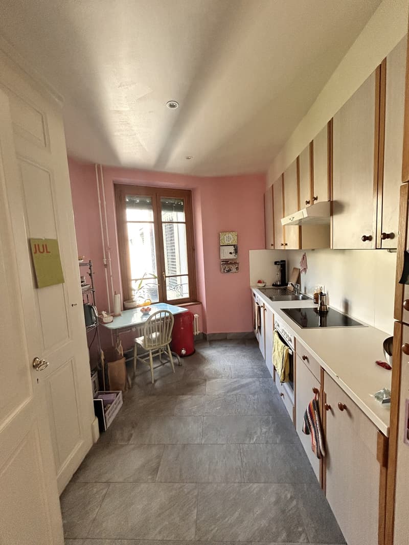 Beautiful and Bright 5-Room Apartment in the Heart of Carouge (8)
