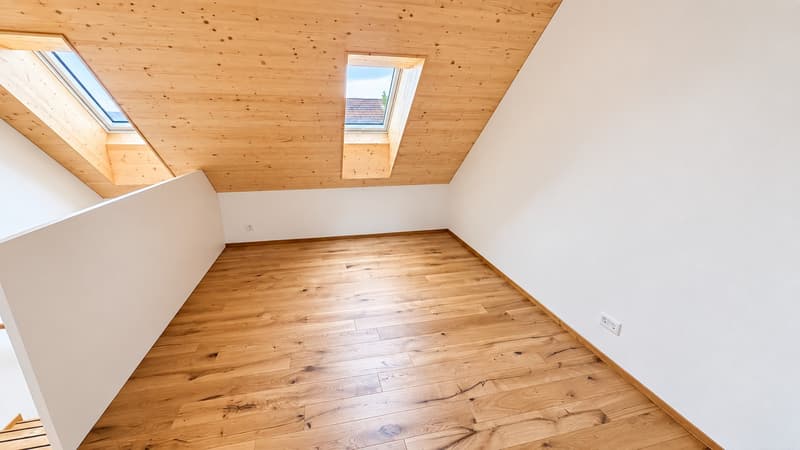 Helle Dachwohnung mit modernem Ausbau und charmanten Holzdetails (7)