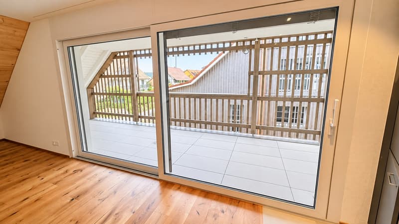 Helle Dachwohnung mit modernem Ausbau und charmanten Holzdetails (2)