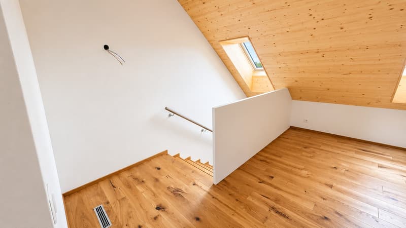 Helle Dachwohnung mit modernem Ausbau und charmanten Holzdetails (6)
