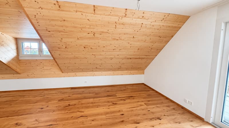 Helle Dachwohnung mit modernem Ausbau und charmanten Holzdetails (4)