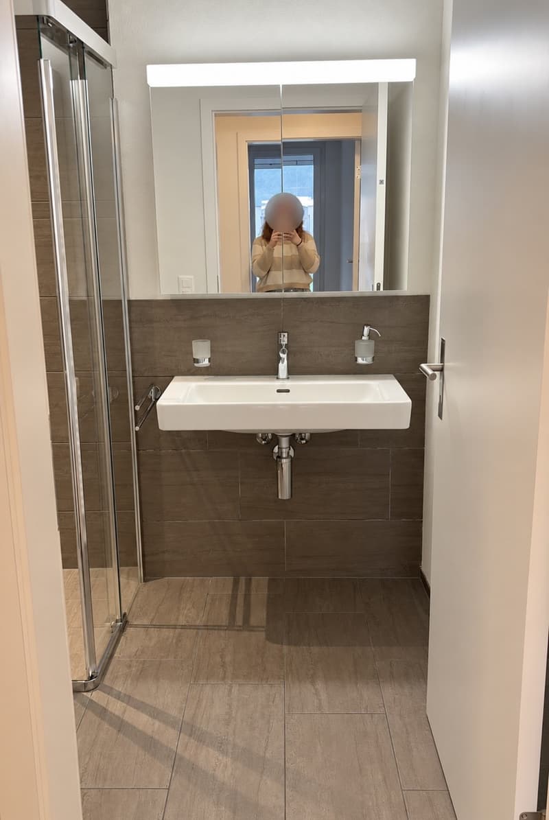 Schöne 2.5 Zimmer Wohnung mit grossem Balkon (2)