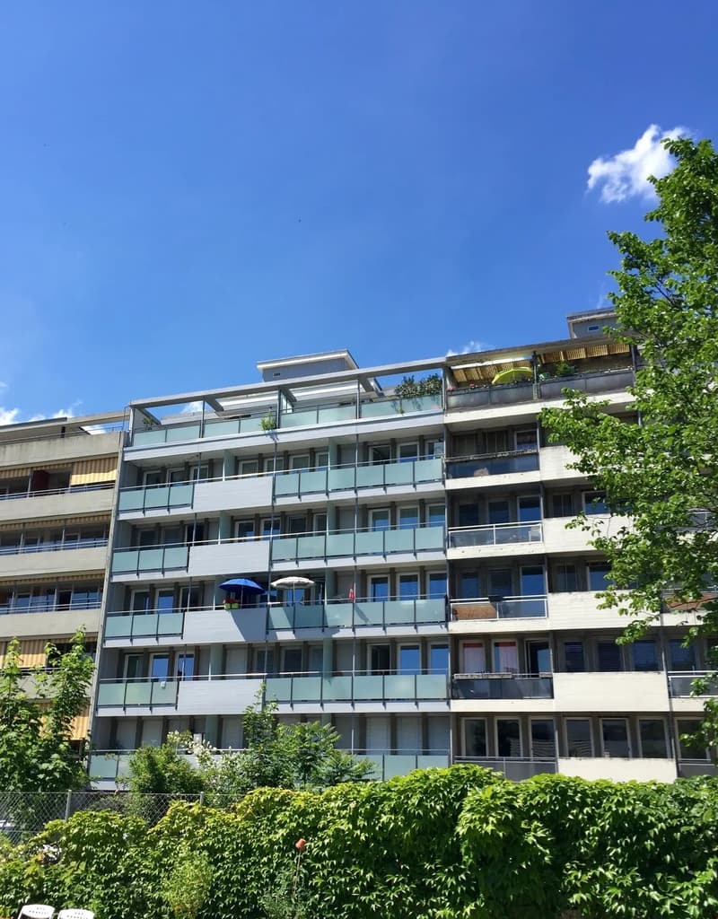 À deux pas de la Place Centrale  charmant 1.5 pièce avec grand balcon au cur de Bienne/ Nur wenige Schritte vom Zentralplatz entfernt  attraktive 1.5-Zimmer-Wohnung mit grossem Balkon im Herzen von Biel (5)