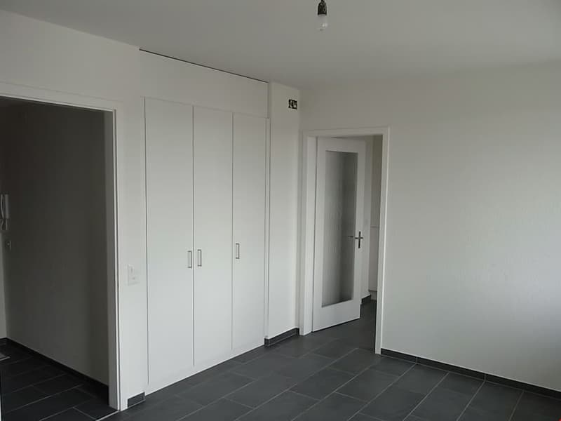 À deux pas de la Place Centrale  charmant 1.5 pièce avec grand balcon au cur de Bienne/ Nur wenige Schritte vom Zentralplatz entfernt  attraktive 1.5-Zimmer-Wohnung mit grossem Balkon im Herzen von Biel (3)