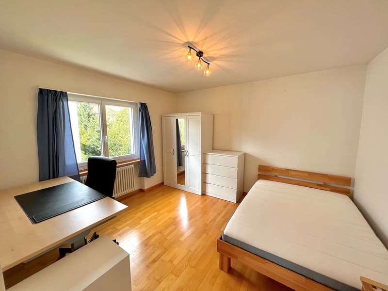 Grosses Zimmer ruhig gelegen mit gutem ÖV Anschluss =) (1)