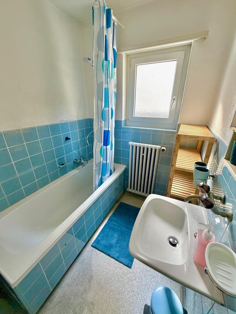 Grosses Zimmer ruhig gelegen mit gutem ÖV Anschluss =) (4)