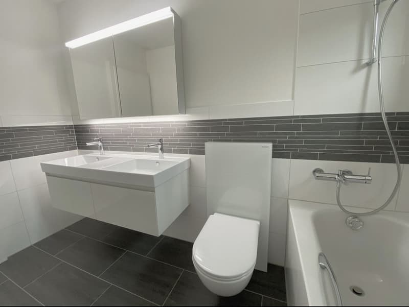Helle 4.5-Zimmer-Wohnung mit Balkon in Langnau am Albis (4)