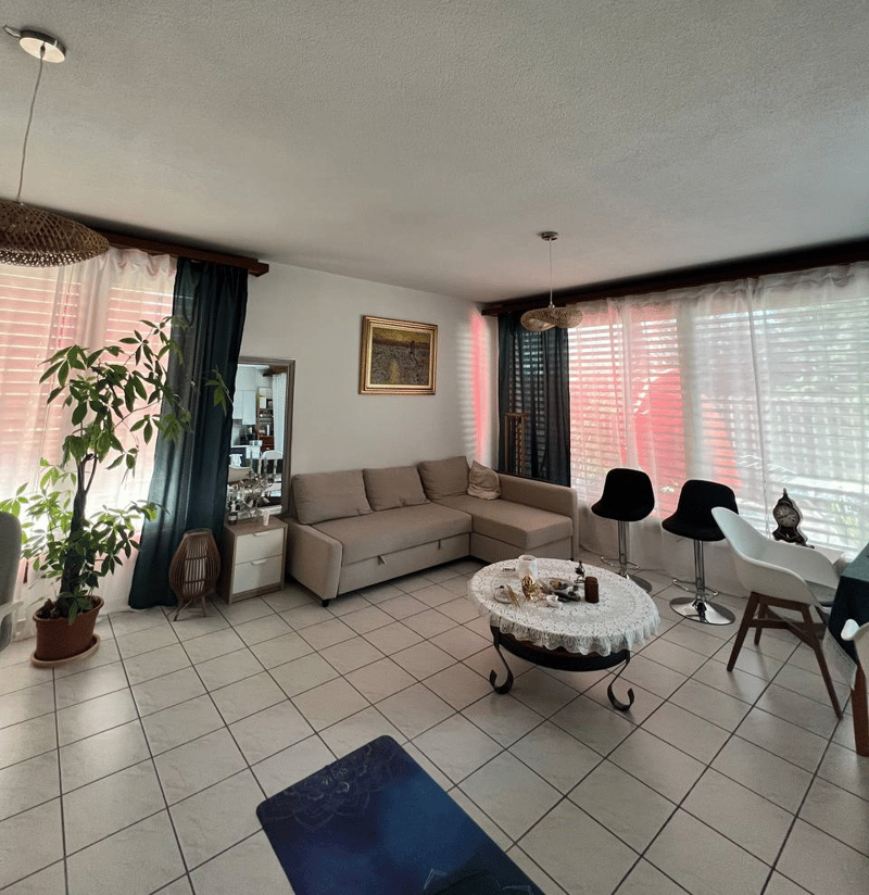 Room in Zug Ideal for Regular Short Stays, with Plenty of Privacy (1)