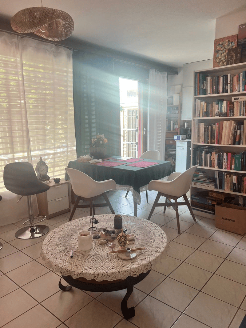 Room in Zug Ideal for Regular Short Stays, with Plenty of Privacy (2)