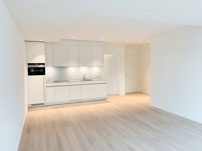 Neuwertige 2,5 Zimmer-Wohnung mit Gartensitzplatz in begehrter Lage Rotmonten (1)