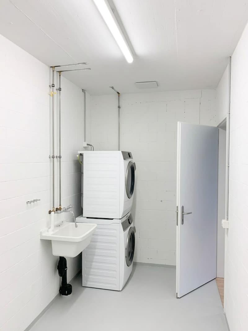 Neuwertige 2,5 Zimmer-Wohnung mit Gartensitzplatz in begehrter Lage Rotmonten (5)