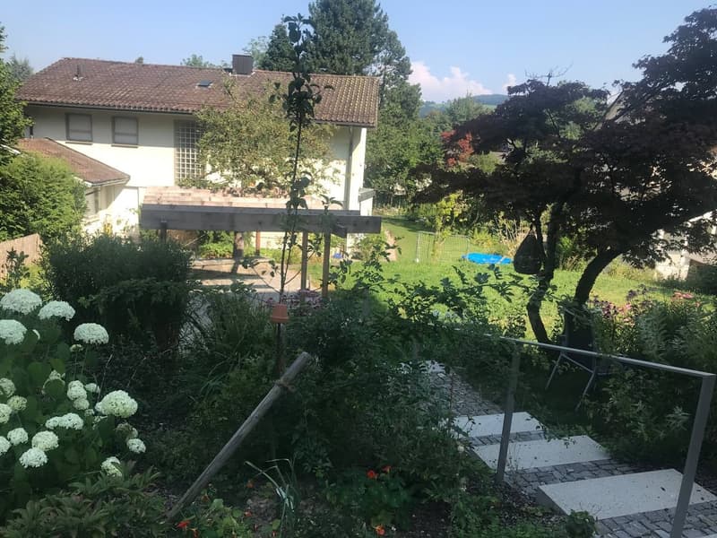 Neuwertige 2,5 Zimmer-Wohnung mit Gartensitzplatz in begehrter Lage Rotmonten (8)