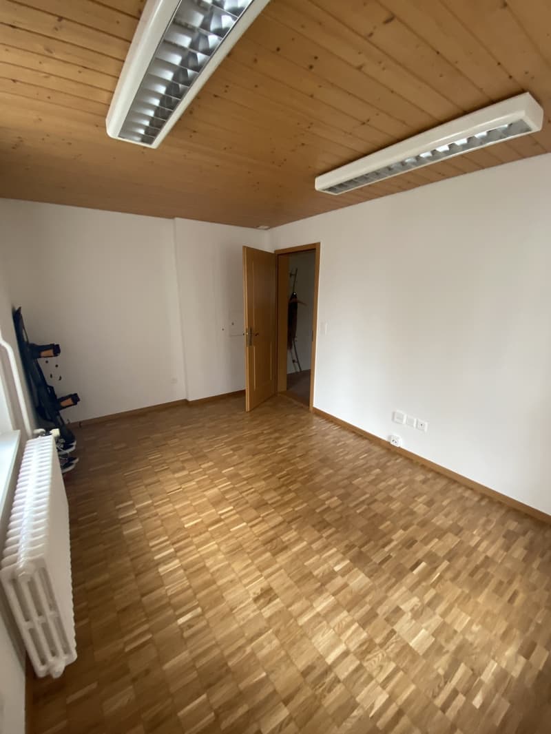 Das zu vermietende Zimmer, hier noch leer. Jetzt möbliert mit Bett, Pult, Stuhl, Kommode, Nachttisch und Lampe