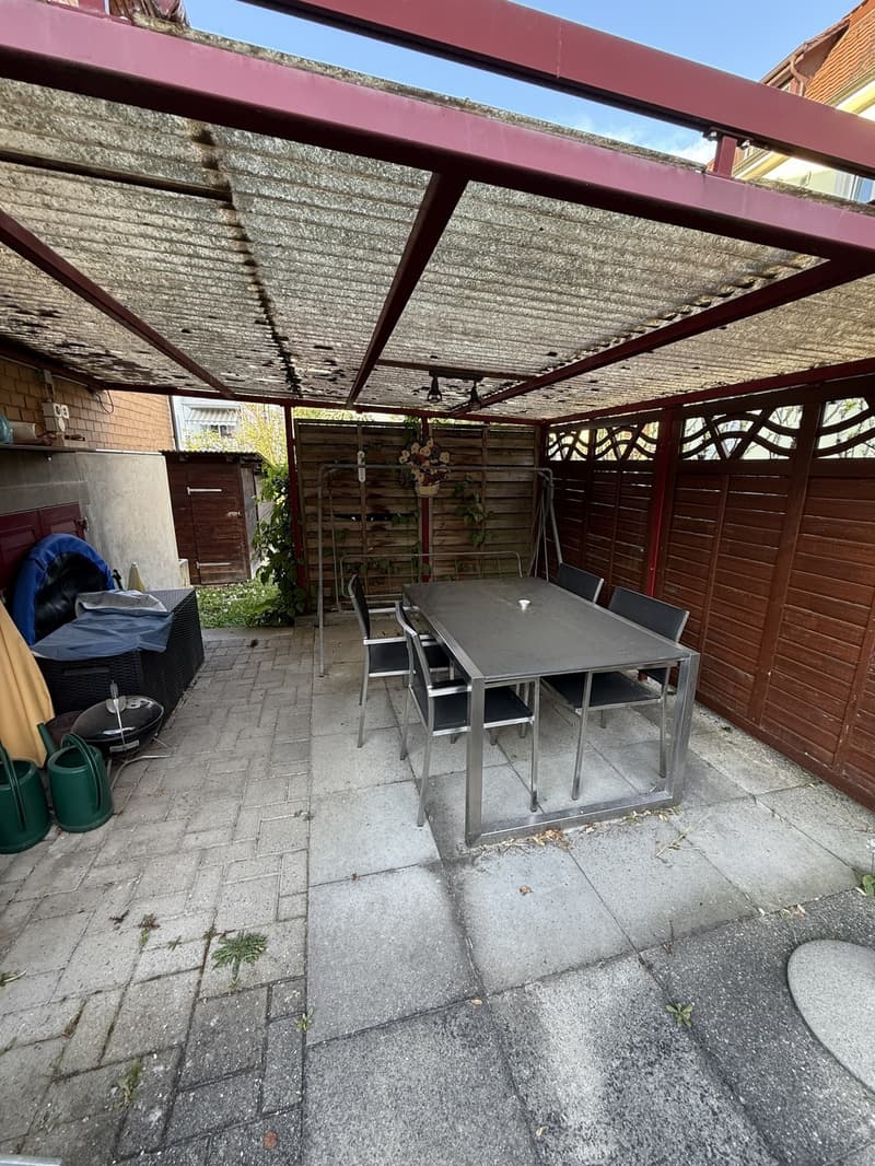 Gartensitzplatz für gemütliche Sommergrillabende