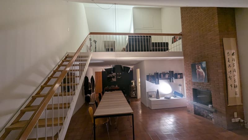Wohnzimmer mit Treppe und Galerie oben