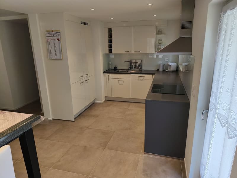 (EN) Furnished room with private bathroom, parking space and two balconies in Unterengstringen. Modern flat with washer/dryer, bus stop 50m away. Ideal for professionals or Students. (D) Möbliertes Zimmer mit privatem Bad, Parkplatz und zwei Balkonen in U (2)