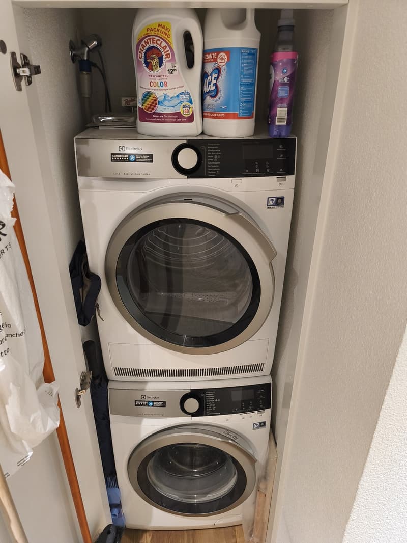 (EN) Furnished room with private bathroom, parking space and two balconies in Unterengstringen. Modern flat with washer/dryer, bus stop 50m away. Ideal for professionals or Students. (D) Möbliertes Zimmer mit privatem Bad, Parkplatz und zwei Balkonen in U (7)
