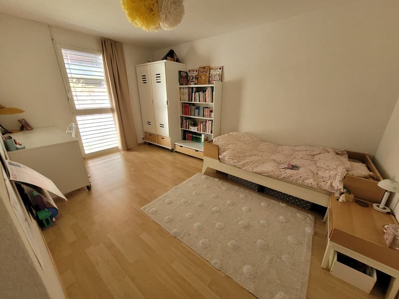 Appartement 4.5 pièces avec balcon, garage, place de jeux (5)