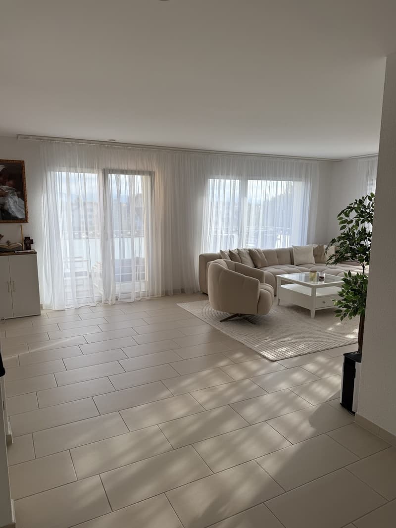 "Exklusive 3.5 Zimmer Attika-Wohnung im Eigentumsstandard mit 2 Terrassen" (1)