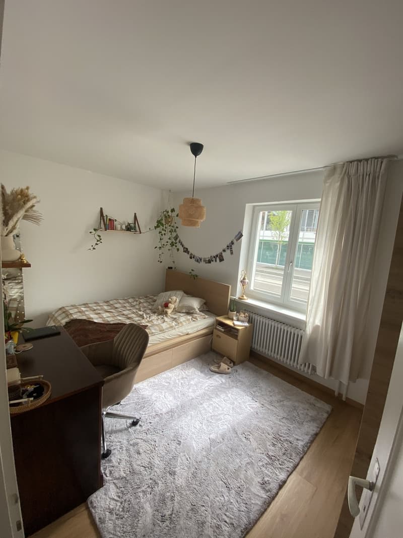 Das Zimmer ist hell und gemütlich. (1)