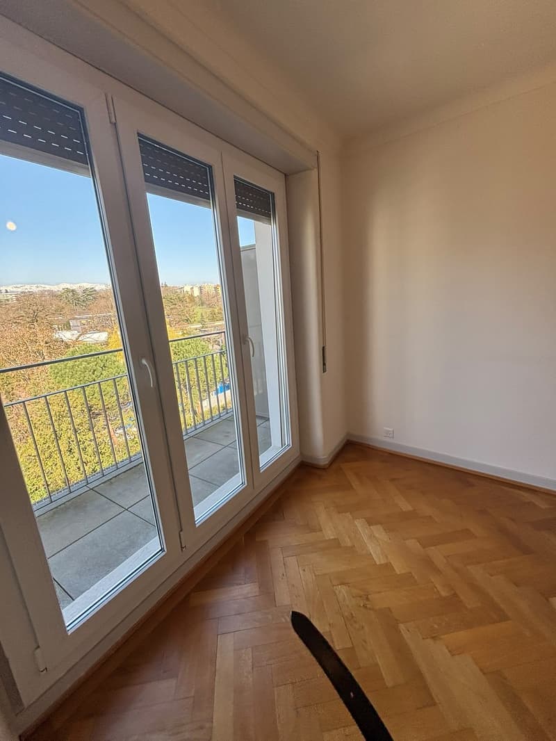 Appartement de 3,5 pièces avec vue sur parc et Jura, Servette. Place de parc à prendre. (9)