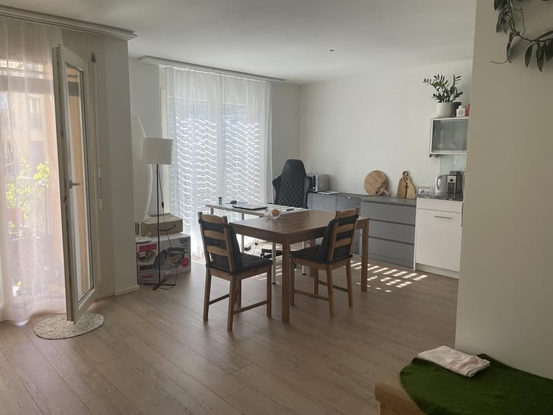 Moderne 2.5-Zimmer-Wohnung in Neuenhof mit Balkon, Tiefgarage und Keller (3)