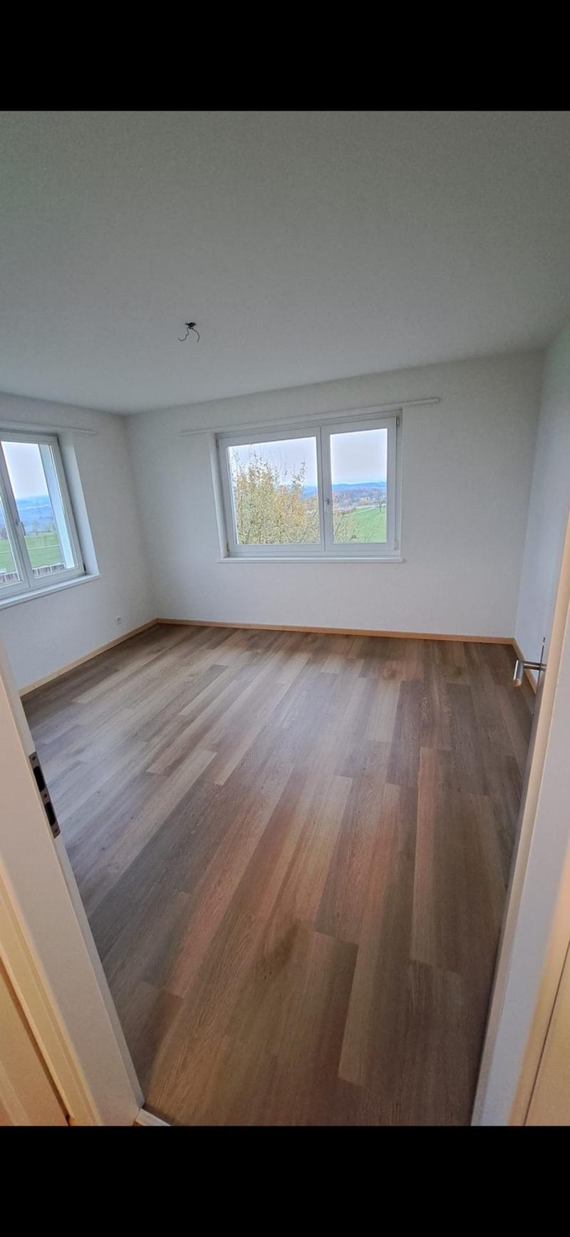 Moderne 4.5 Zimmer Wohnung mit 2 Balkonen und See&Bergblick (5)