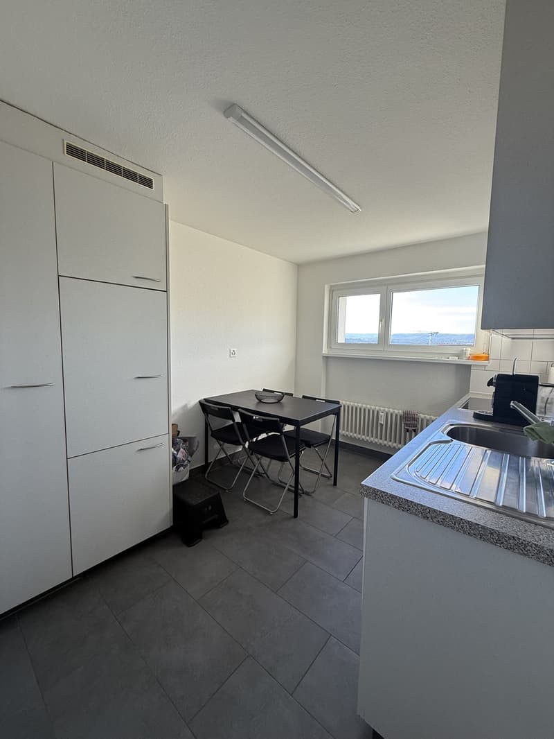 Helle 3.5-Zimmerwohnung mit grosszügigem Balkon und wunderschönem Weitblick (6)