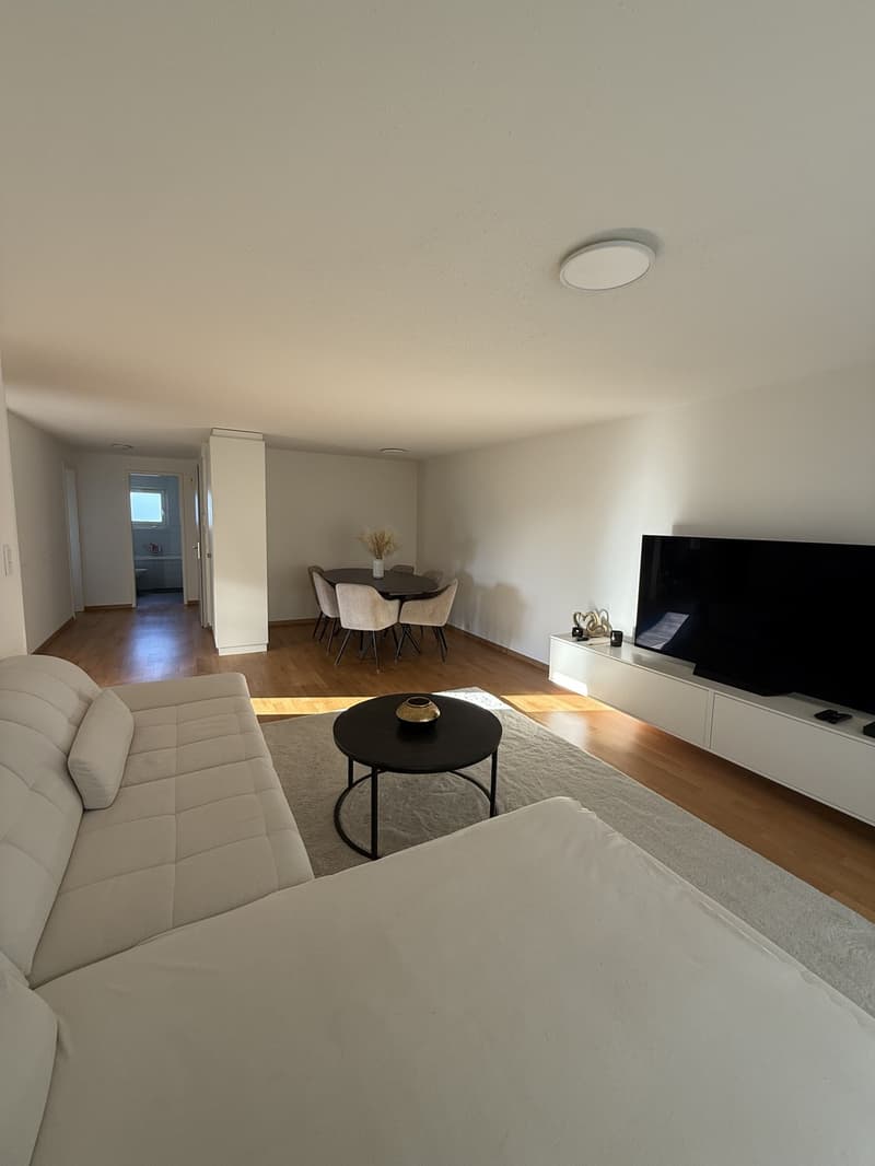 Helle 3.5-Zimmerwohnung mit grosszügigem Balkon und wunderschönem Weitblick (2)