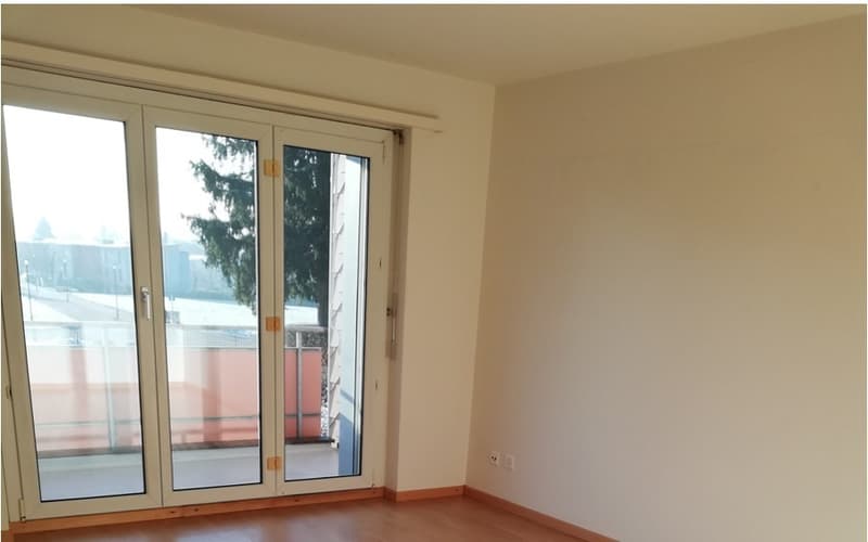 Sonnige 2.5-Zimmer-Wohnung mit Balkon in 8617 Mönchaltorf (2)