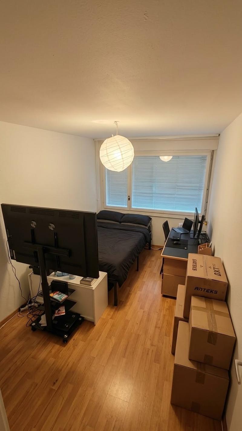 Bright Room in Spacious 4-Person Flatshare (From Nov 1st Min. 2 Months w/ Option to Extend) (1)