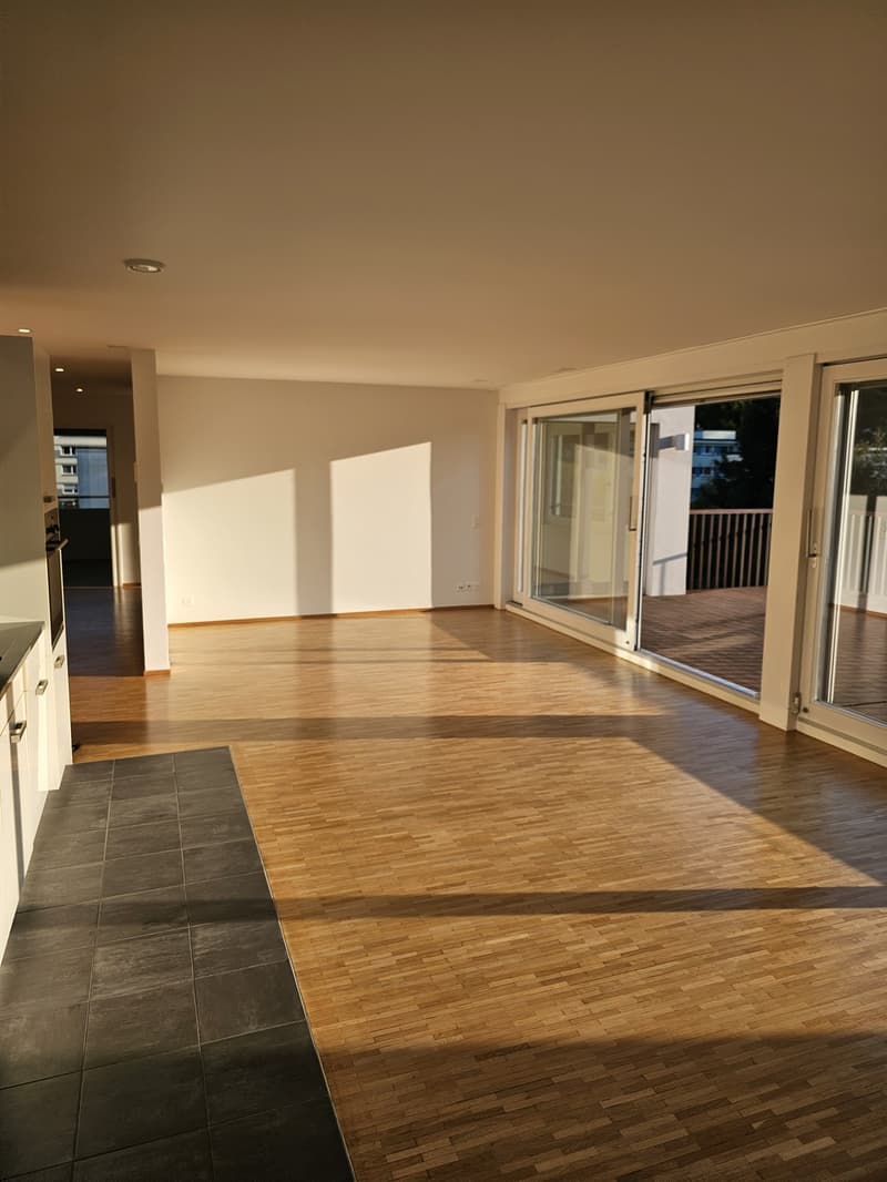 Bright Room in a Shared Flat with Forest Views (1)
