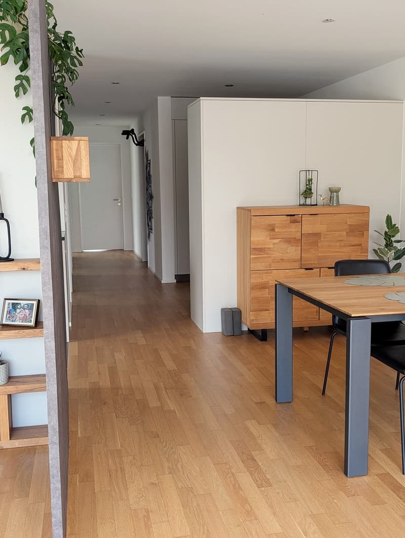Blick in Richtung Bad, Zimmer und Reduit