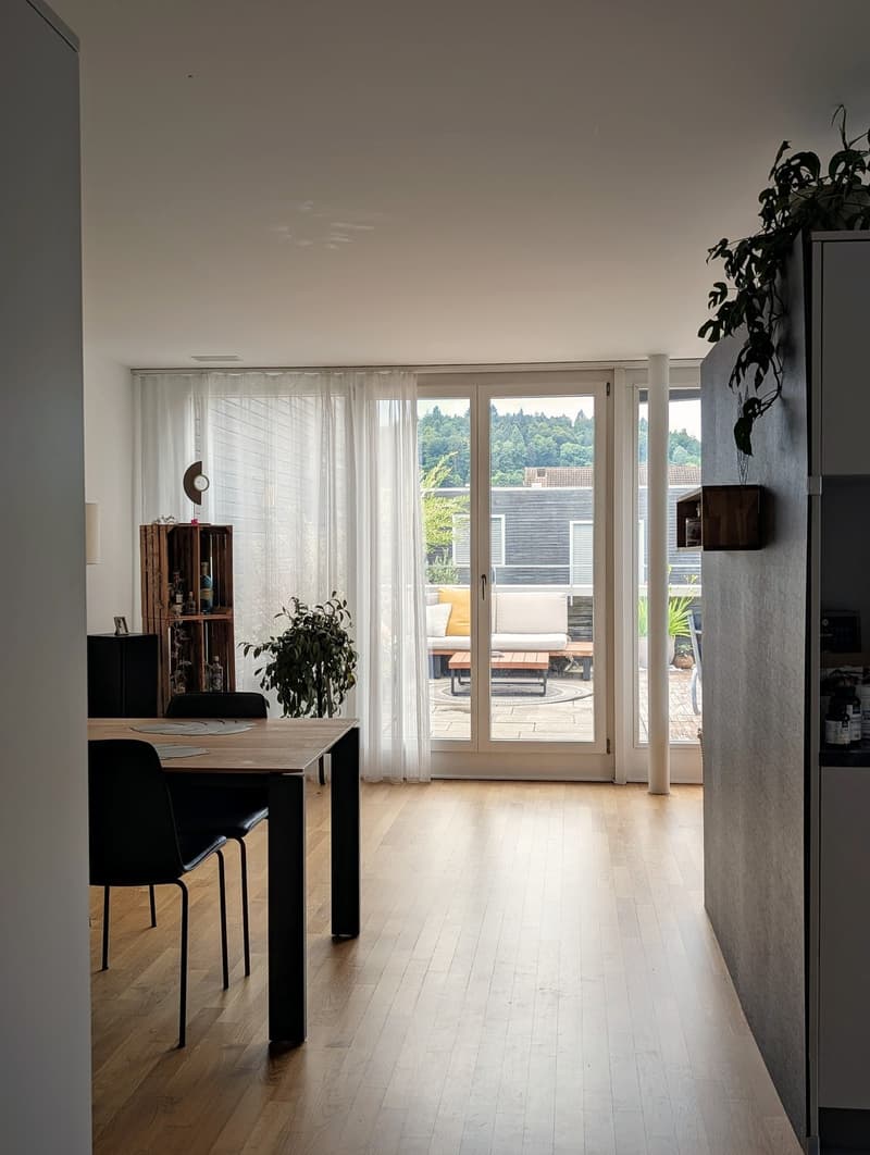 Blick in Richtung Wohn- und Essbereich mit Terrasse