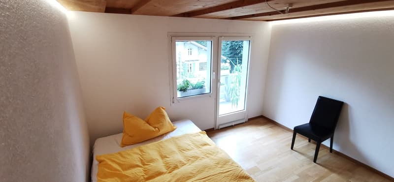 Möbliertes Zimmer mit Balkonzugang (2)