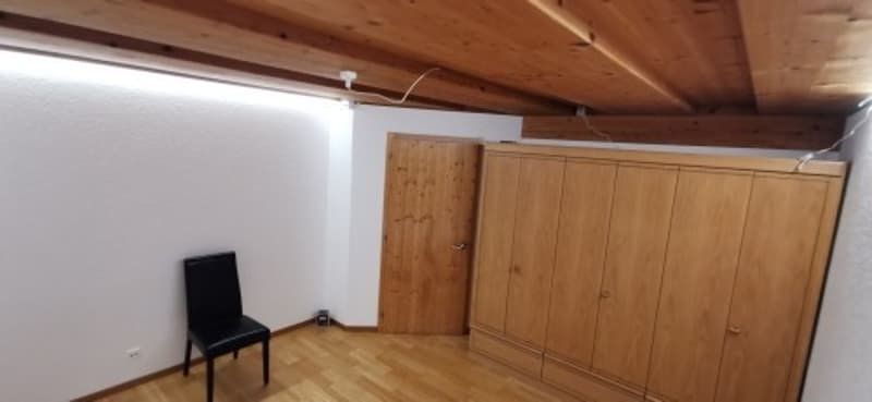 Möbliertes Zimmer mit Balkonzugang (4)
