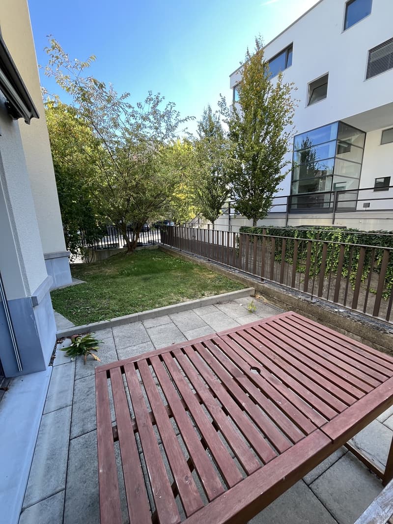 Wonderful 3.5-Room Apartment in Thalwil Im Lingg 2, 8800 Thalwil The photos and videos below show the apartment both empty, as it was when I moved in, and currently furnished. (4)