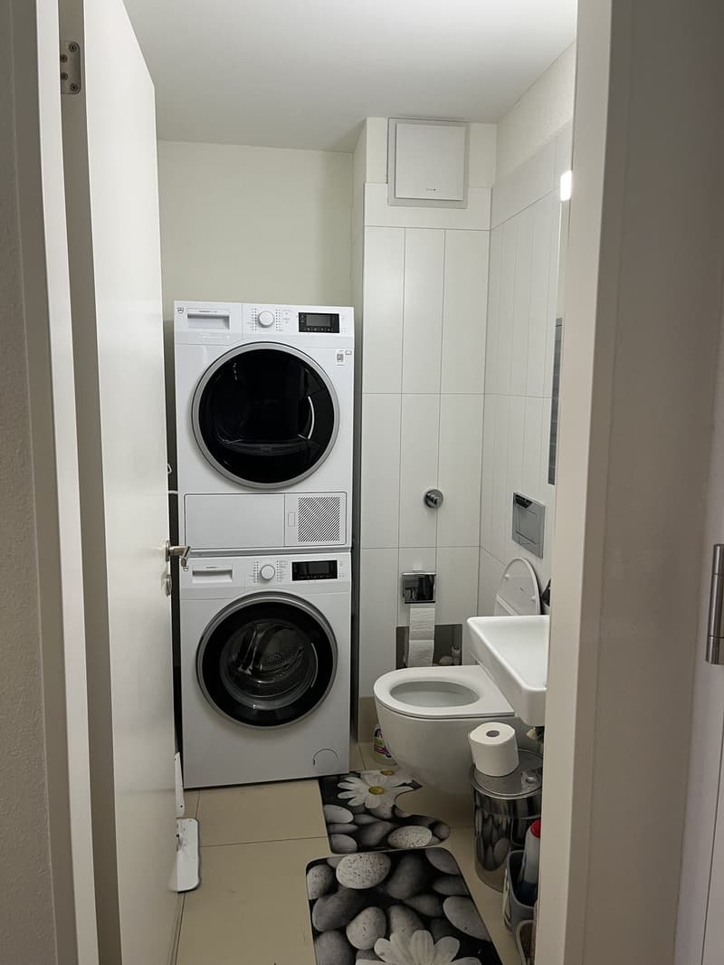 Wonderful 3.5-Room Apartment in Thalwil Im Lingg 2, 8800 Thalwil The photos and videos below show the apartment both empty, as it was when I moved in, and currently furnished. (7)