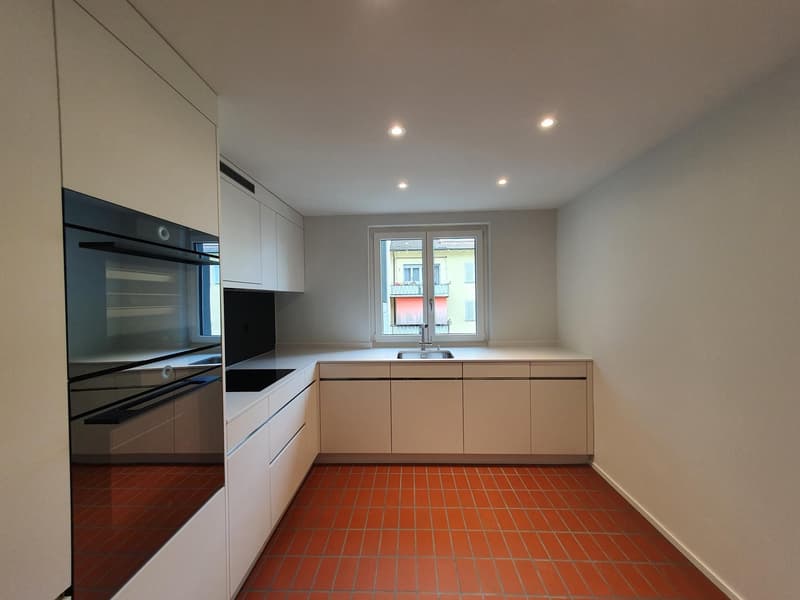 Spacious 4-Room Apartment in Central Glattbrugg (2)