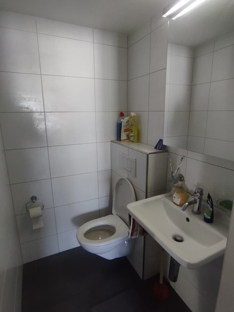 Looking for a peaceful place to call home? We have a room available in our spacious 3-room apartment with: (5)