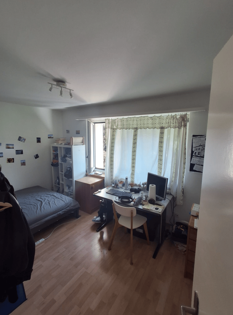 Looking for a peaceful place to call home? We have a room available in our spacious 3-room apartment with: (2)