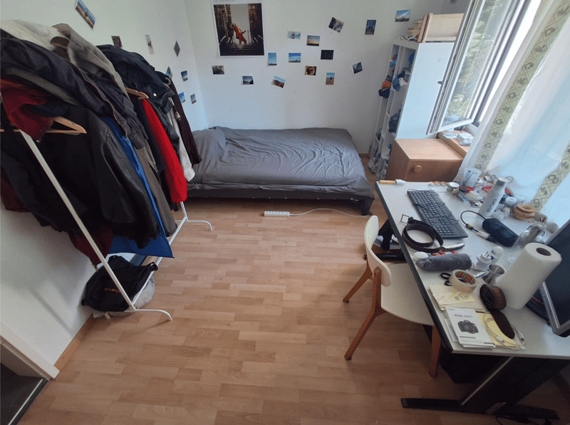 Looking for a peaceful place to call home? We have a room available in our spacious 3-room apartment with: (3)