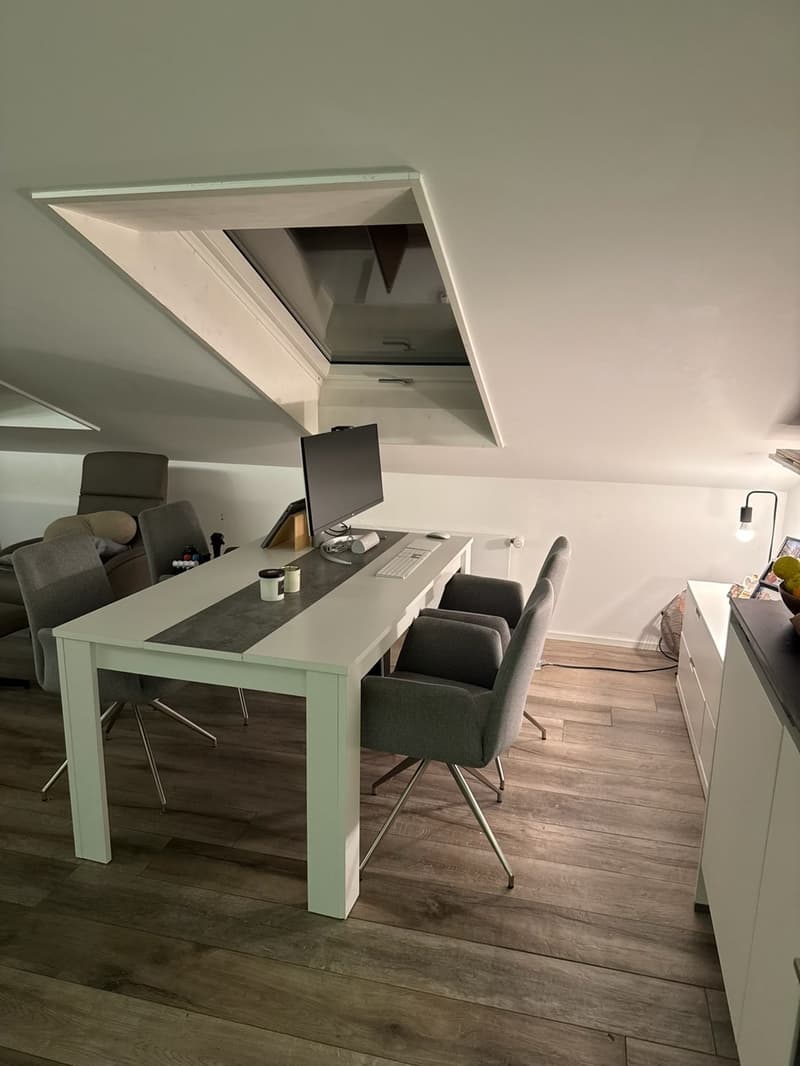 Helle, moderne Dachwohnung mit offener Küche (2)