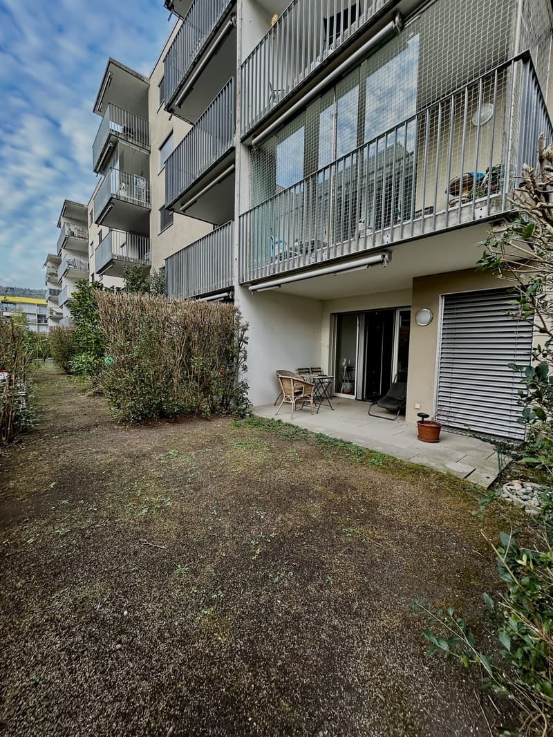 Helle 1.5-Zimmer-Wohnung im EG mit grosser Terrasse, eigener Waschküche, Keller und Garage (2)