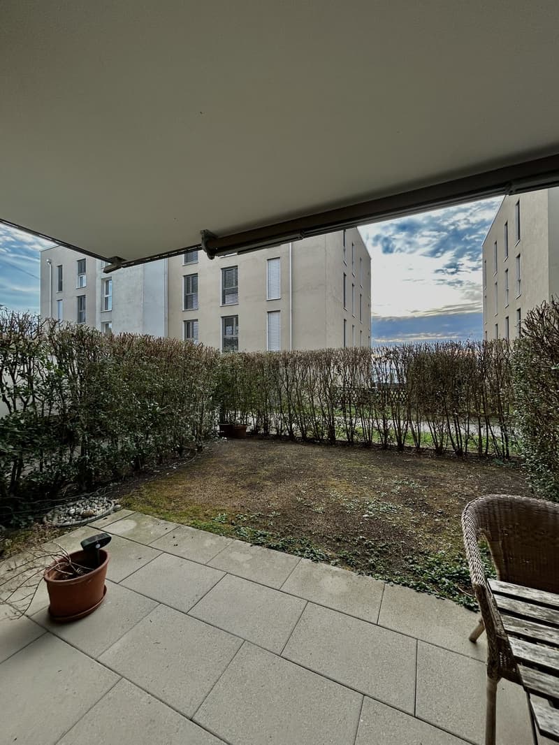 Helle 1.5-Zimmer-Wohnung im EG mit grosser Terrasse, eigener Waschküche, Keller und Garage (3)