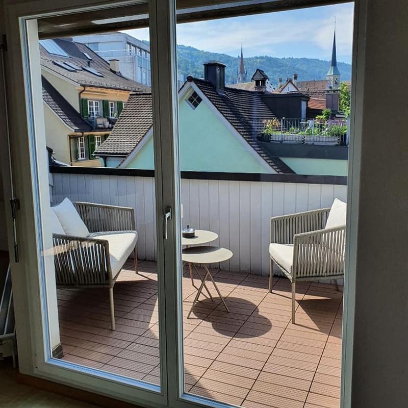 Charmante 2.5-Zimmer-Maisonette-Wohnung mit Bergblick in Zug (2)
